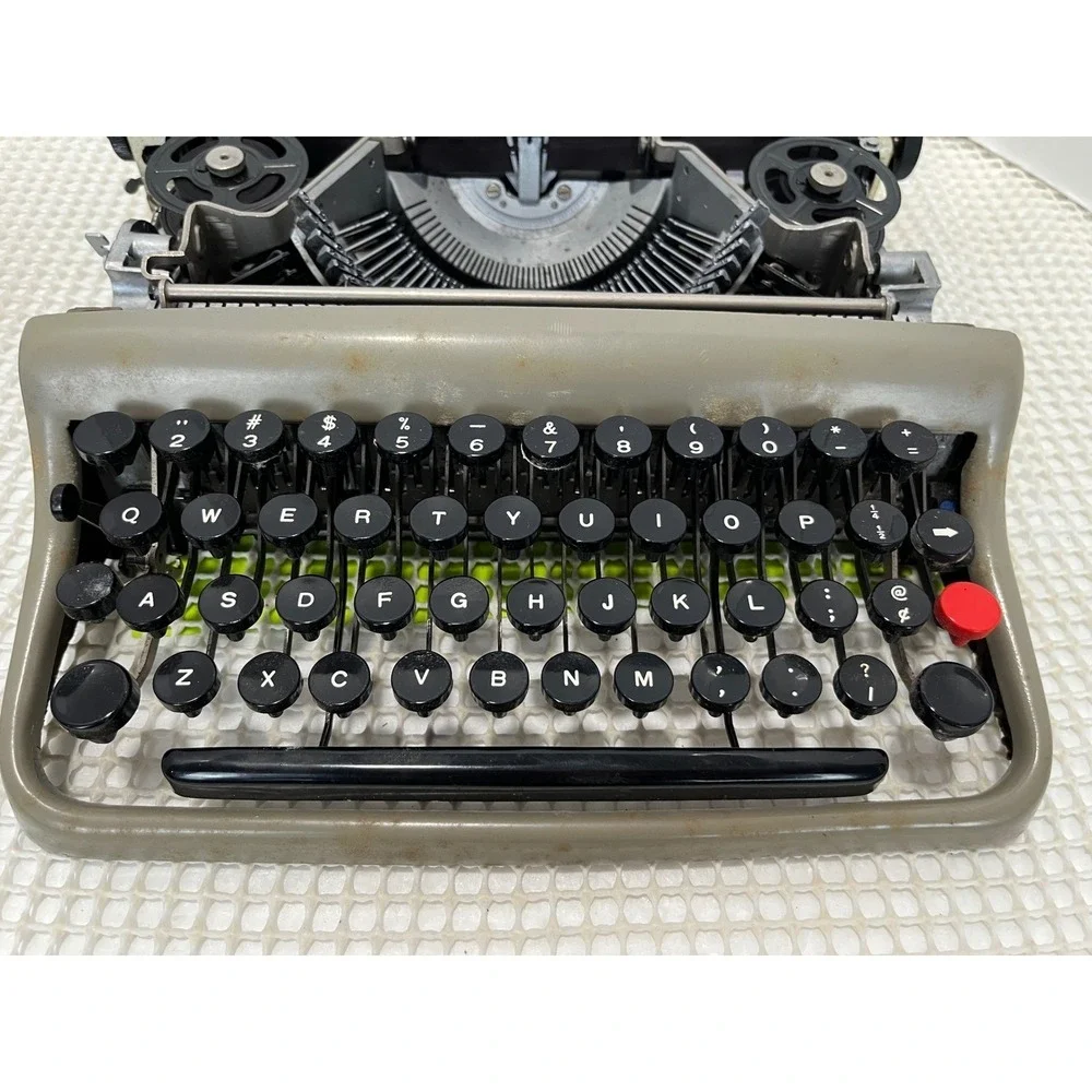Vintage Olivetti Lettera 22 Portable Manual Typewriter with Case Made in Italy
